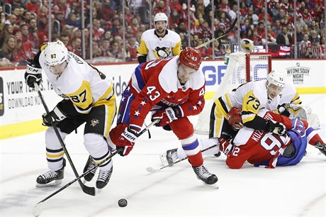 Sidney Crosby (87) a Tom Wilson (43) bhem zápasu Pittsburgh Penguins proti...