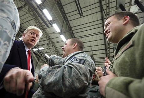 Prezident Trump s vojáky.