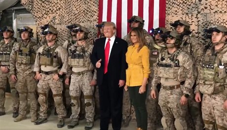 Prezident Trump s vojáky speciálních jednotek v Iráku.