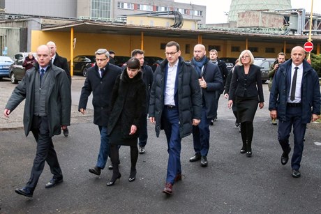 Polský premiér Mateusz Morawiecki (uprostřed) navštívil 21. prosince 2018 důl...