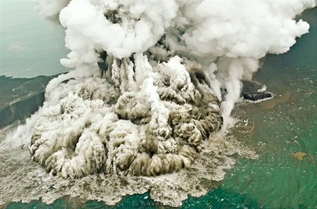 Dýmající sopka Krakatoa.