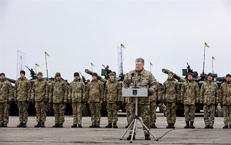 Ukrajinský prezident Petro Poroenko mluví k vojákm