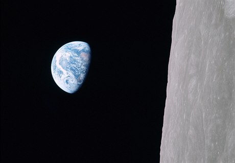 Země při pohledu z Měsíce.