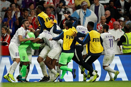 Fotbalisté Al Ajnu slaví vítzství nad River Plate.