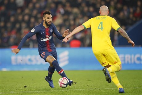 Eric Maxim Choupo-Moting (vlevo) nechtn zabránil v gólu PSG