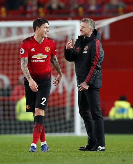 Obránce Manchesteru United Victor Lindelof v debat s trenérem Olem Gunnarem...