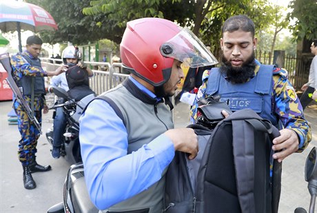 Tisíce policist a voják vyrazilo do ulic s blíícími se volbami.