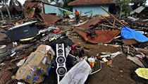 Zchran hled v troskch obti vlny tsunami v Indonsii.