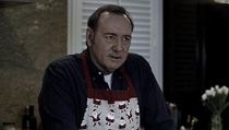 Ve videu popisuje Kevin Spacey celou afru hlasem Franka Underwooda.