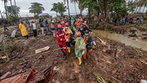 Záchranáři odnášejí tělo oběti vlny tsunami, která zasáhla indonéský Sumur.