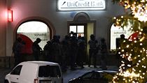 Policist zasahuj v poboce banky Unicredit na nmst T. G. Masaryka v...