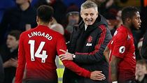 Nov trenr Manchesteru United Ole Gunnar Solskjaer se v zpase s Cardiffem...