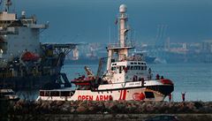 Odmítla ji Malta i Itálie. Loď neziskové organizace s 64 migranty marně hledá přístav
