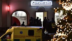 Policisté zasahují v poboce banky Unicredit.