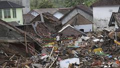 Drte se dl od pobe, varuj po vln tsunami indonsk ady. Mohla by pijt dal