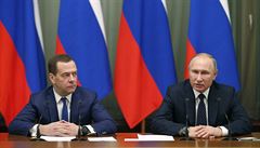 Ruský prezident Vladimir Putin a pedseda vlády Dmitrij Medvedv bhem jednání...
