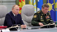 Ruský prezident Vladimir Putin pihlíí s generálem Valerijem Gerasimovem...