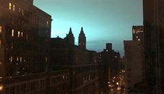 New York během čtvrteční noci ozářilo modré světlo