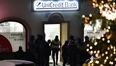 Policisté zasahují v poboce banky Unicredit na námstí T. G. Masaryka v...