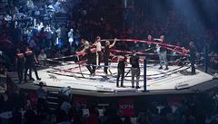 Mezi zápasy MMA a boxem bylo teba zmnit oktagon na ring.