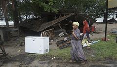 Vlna tsunami, která vznikla p�i d�ív�j�í erupci známé sopky Krakatoa, po�kodila...