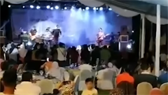VIDEO: Vlna tsunami smetla kapelu bhem pedstaven. Manaer i baskytarista zahynuli