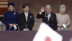 Císa Akihito pedstoupil ped jásající lid s chotí Miiko, nejstarím synem...