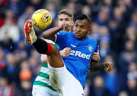 Alfredo Morelos (vepedu) v souboji s Kristofferem Ajerem.