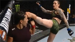 VIDEO: Brutální ženy v UFC. Bojovnice málem vykopla soupeřce oko