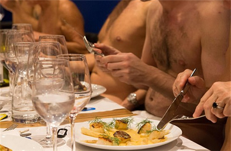 Jediná nudistická restaurace v Paíi pro nezájem zave