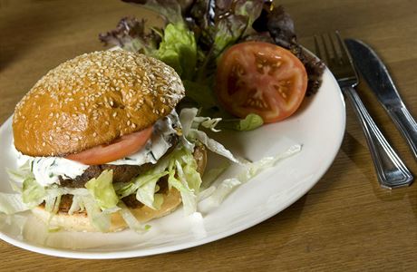 Hamburger v restauraci.