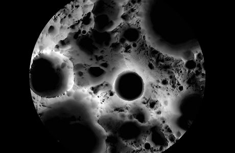 Krátery vné temnoty na povrchu Msíce.