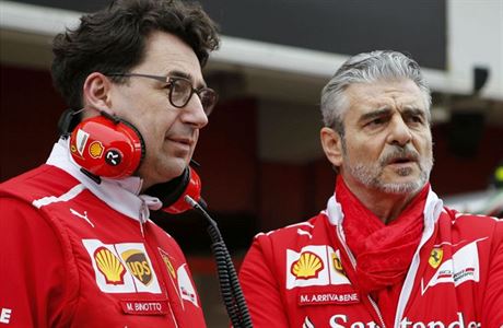 Mattia Binotto (vlevo) nahradil na pozici éfa Ferrari Maurizia Arrivabeneho...