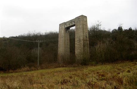 Osamělý pilíř nedostavěného mostu „Hitlerovy“ dálnice pod Brněnskou přehradou.