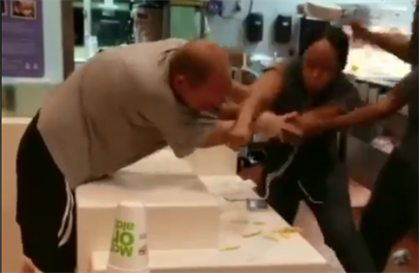 Bitka v McDonalds mezi zákazníkem a zamstnankyní na Florid.