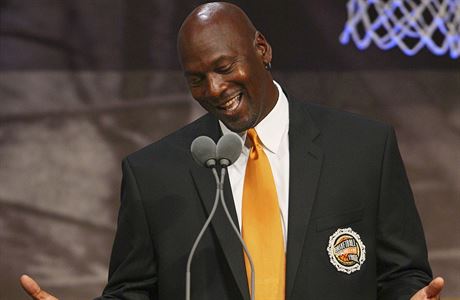 Michael Jordan pi uvedení do Sín slávy NBA.