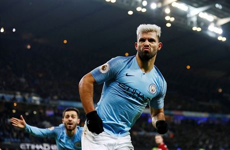 Sergio Aguero slaví první branku v zápase s Liverpoolem.