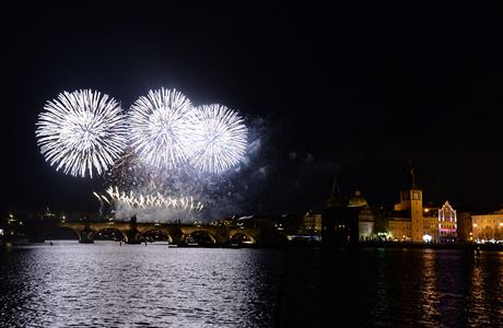 Novoron ohostroj pipomnl v Praze tma svobody a sametov revoluce.