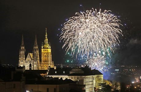 Výhled na ohostroj i Praský hrad.