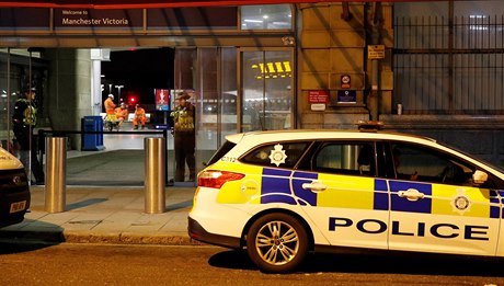 Policie u stanice Victoria v Manchesteru.