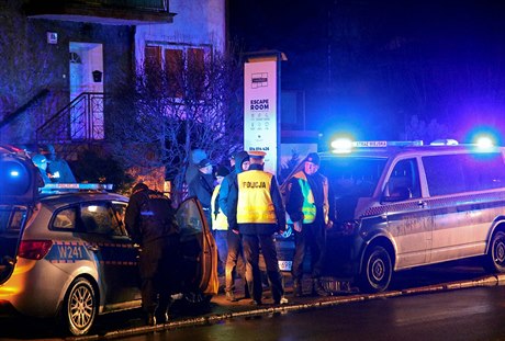 Policisté ped domem v Koszalinu, kde se odehrávala úniková hra.