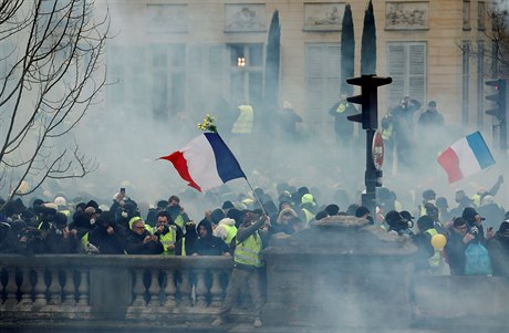 Žluté vesty opět v Paříži vyvolaly nepokoje.