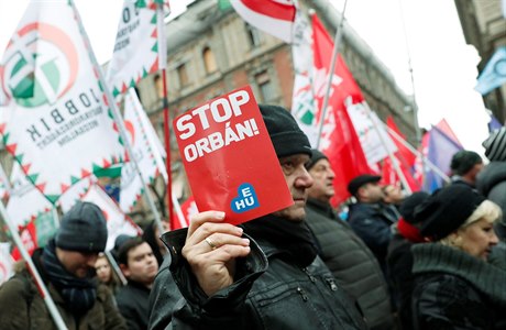 Lidé v Budapeti protestovali proti tzv.otrockému zákonu.