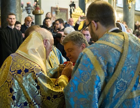 Ukrajinský prezident Petro Poroshenko pi mi v katedrále sv. Jií v Instanbulu.