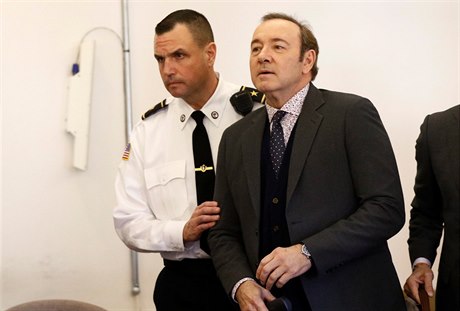 Herec Kevin Spacey obvin�ný ze sexuálního útoku na osmnáctiletého chlapce.