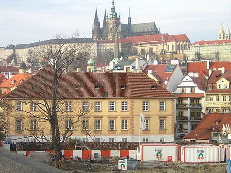 Pinkasv palác s Praským hradem v pozadí.