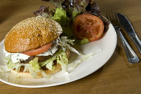 Hamburger v restauraci.