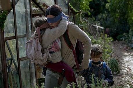 Malorie se musí i s dtmi pesunout na bezpenjí místo. Snímek Bird Box...