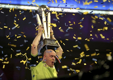 Nizozemec Michael Van Gerwen slaví s trofejí pro vítěze mistrovství světa.