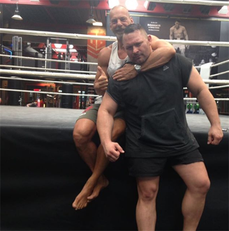 Bývalý bojovník MMA Denis Stojni (vpravo), který zápasil i v UFC se svým...